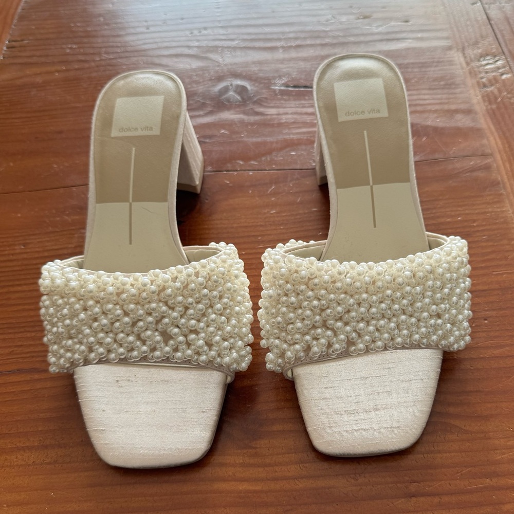 Dolce Vita Briton Imitation Pearl Slide Sandal
Never Worn Outside
Size 8.5